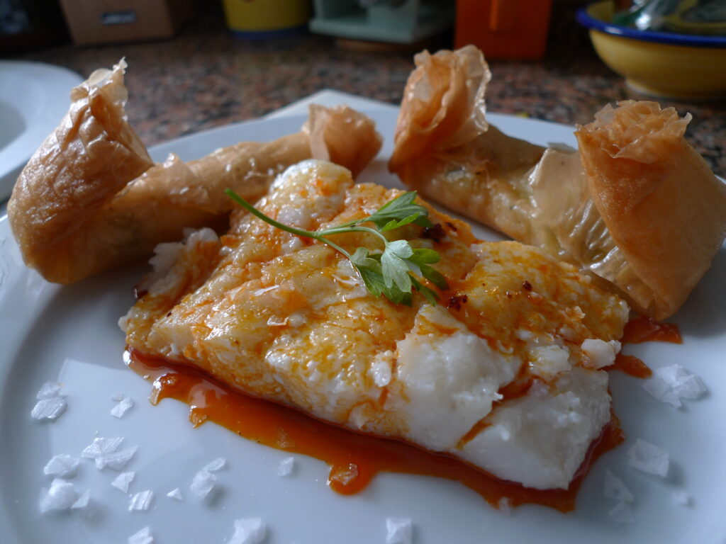 Bacalo-confitado-con-salsa-de-sobrasada-y-miel-acompañado-de-rollitos-de-verdura-2