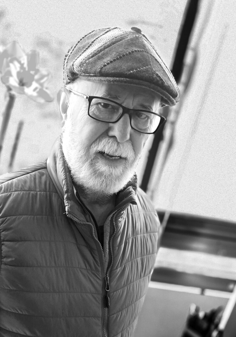 Retrato en blanco y negro de Juan Antonio García-Filoso, con gorra y gafas