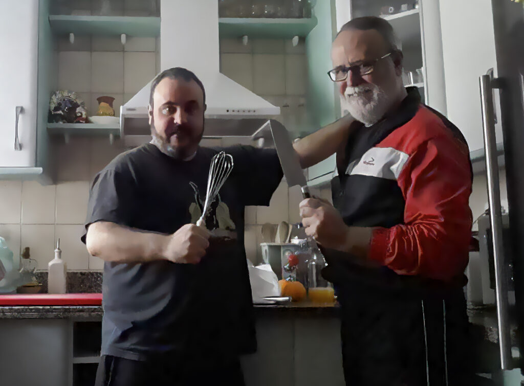 Juan Antonio García-Filoso y su hijo Juan Antonio Jr en la cocina de casa, con unas varillas y un cuchillo en la mano