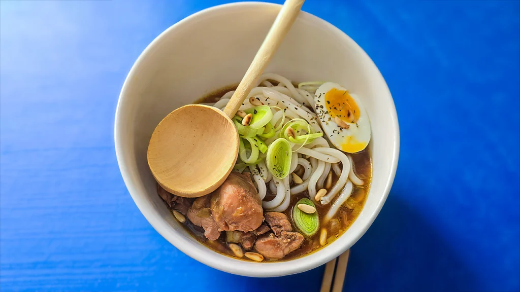 Bol de ramen casero con huevo y fideos udon